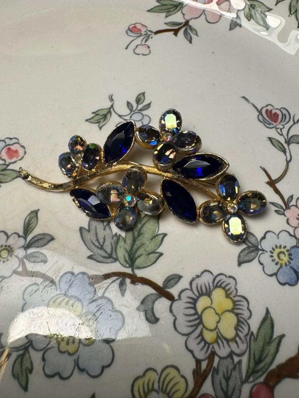 Vintage Gold Floral Brooch with Deep Blue and Iridescent Stones - Picture 3 of 7